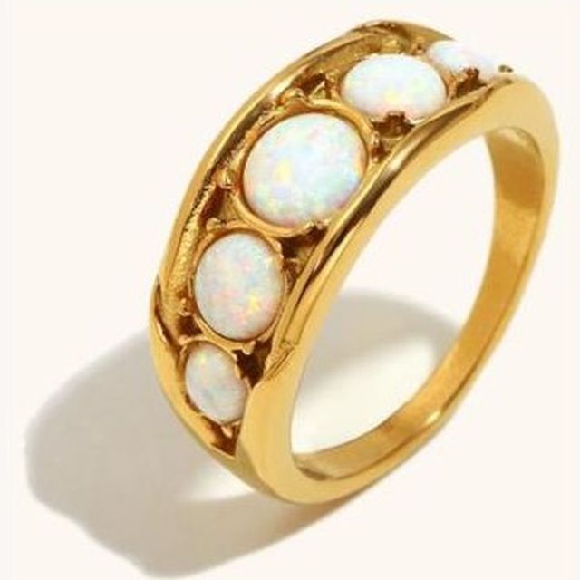 Anillo dorado con piedras